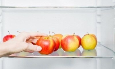 Яблоки в холодильнике