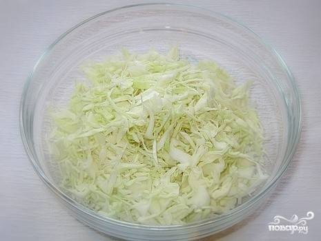 Салат из белокочанной капусты и сливами