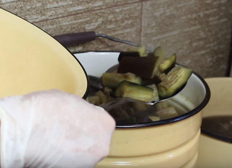 Маринованные баклажаны быстрого приготовления с чесноком и зеленью