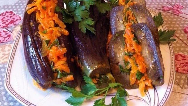 Как правильно готовить квашеные баклажаны, фаршированные морковью и чесноком