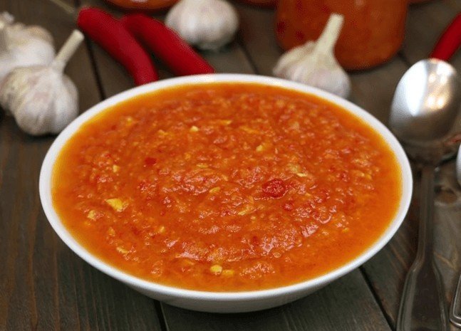 Рецепт аджики из помидоров с чесноком и перцем на зиму с варкой