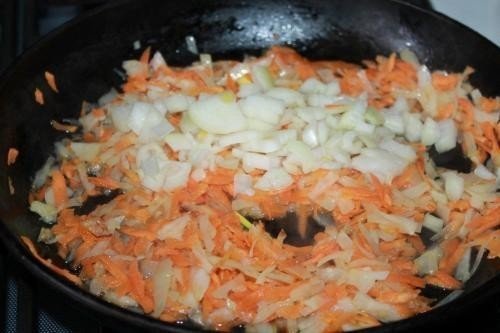 Минтай с морковью и луком на сковороде с томатной пастой