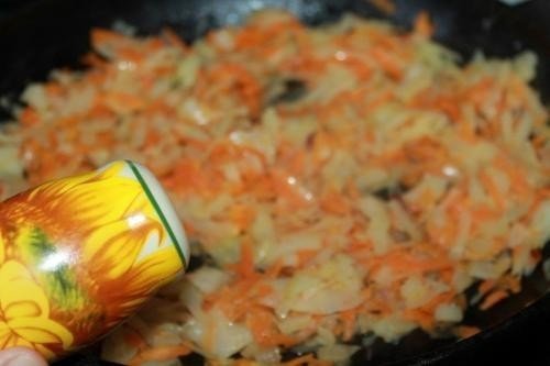 Жареная капуста на сковороде с луком и морковью