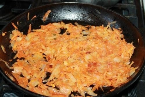 Жареная капуста на сковороде с луком и морковью