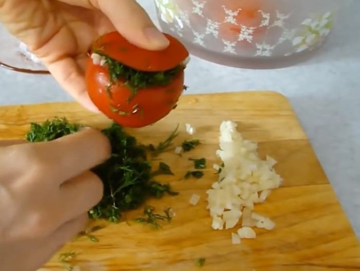 Малосольные помидоры с чесноком и зеленью быстрого приготовления