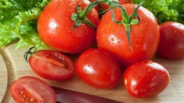 Малосольные помидоры с чесноком и зеленью: рецепт быстрого приготовления