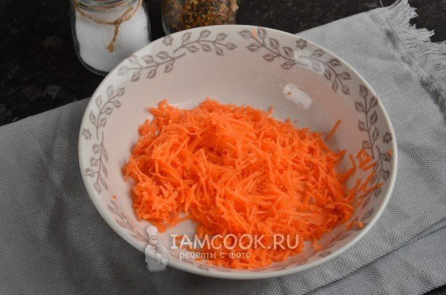 Салат из редьки дайкон с морковью и сметаной