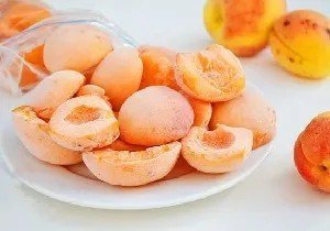Замороженные абрикосы и персик
